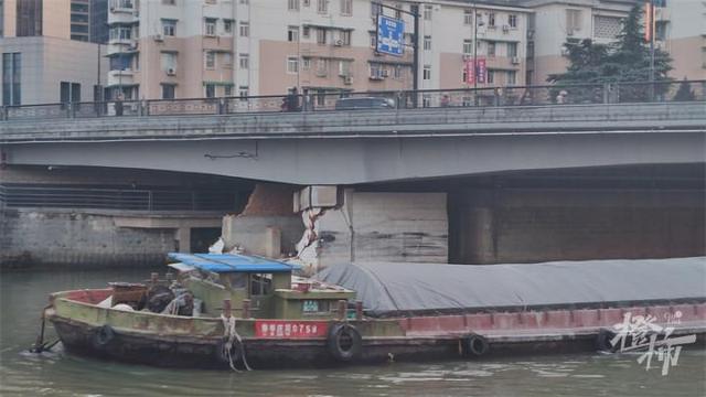 浙江杭州一货船撞上桥墩：受损桥墩外部墙体开裂 内部结构裸露在外